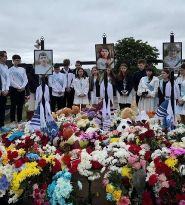 Випускники з Коростишева прийшли на могилу до однокласника, якого вбила ракета (фото, відео)