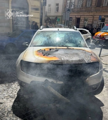 У центральній частині Львова спалахнув моторний відсік автомобіля
