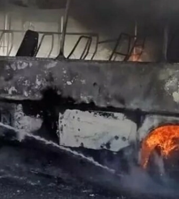 У мережі показали кадри, як у передмісті Дніпра на ходу загорівся рейсовий автобус з пасажирами (ВІДЕО)