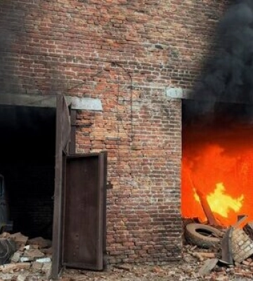 Наслідки нічних ударів по Сумщині: горіла ферма, загинули сотні тварин, знищено десятки тонн зерна. ФОТОрепортаж
