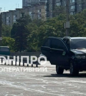 У Дніпрі на Набережній Заводській BMW збив пішохода: відео та подробиці ДТП