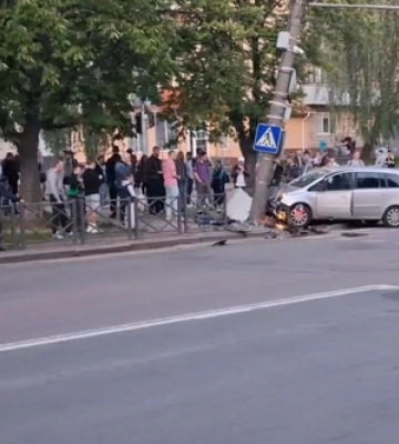 У Луцьку через пошкоджену електроопору проспектом Відродження не курсують тролейбуси №15а