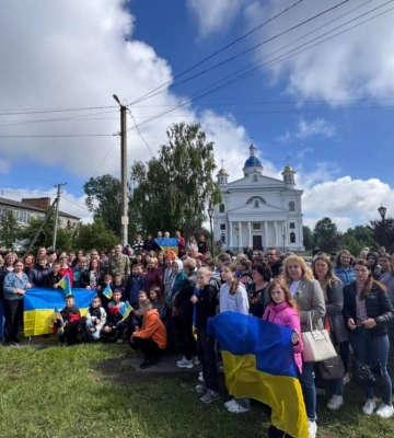 Громада на Рівненщині зустріла земляка, який повернувся з полону