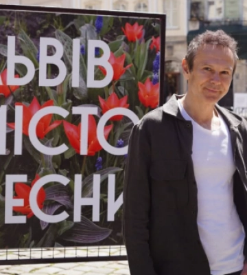 Без сцени, без афіш: Святослав Вакарчук заспівав у центрі Львова. Відео
