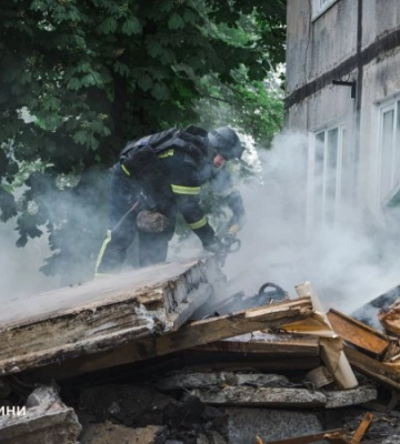 Удар РФ по Білозерському на Донеччині: рятувальники досі шукають під завалами людей