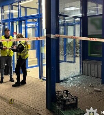 Чоловік кинув гранату біля магазину: у Житомирі поліція розслідує замах на вбивство шістьох людей. ФОТОрепортаж