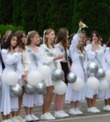 Дрон замість квітів: ліцеїсти на Рівненщині відмовились від букетів на свято Останнього дзвоника, аби підтримати захисників