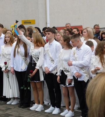 Ліцей на Рівненщині відмовився від квітів на останній дзвоник, щоб допомогти ЗСУ