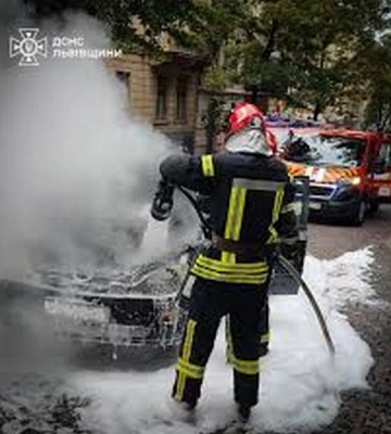 У центрі Львова горів автомобіль (ФОТО)