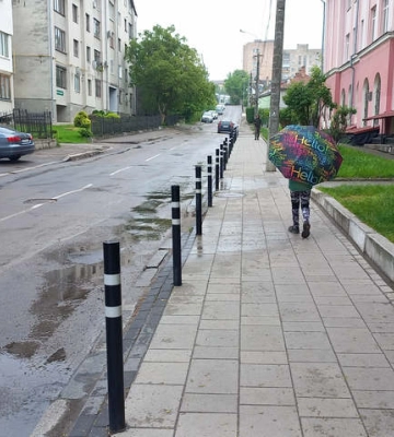 По Рівному монтують обмежувальні стовпчики, щоб убезпечити пішоходів