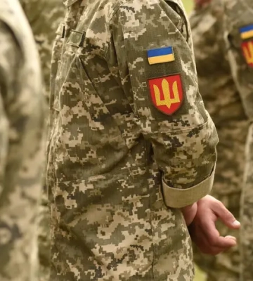 Вбивство цивільних на Київщині: один з підозрюваних має нагрудний знак від Сирського — ЗМІ