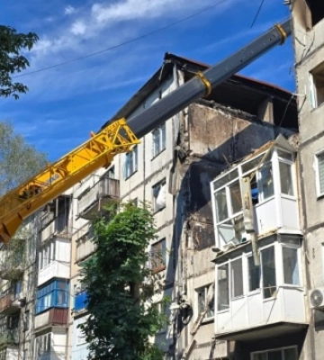 Дрон ударил по пятиэтажке: под завалами дома продолжаются поиски людей в Белозерском