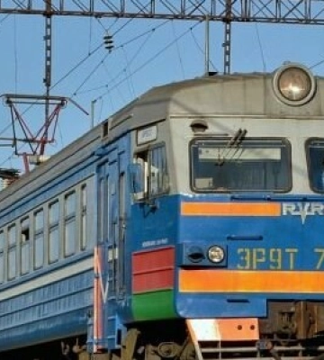 Смертельно небезпечна розвага: підлітки зачепери «осідлали» електричку в Дніпрі