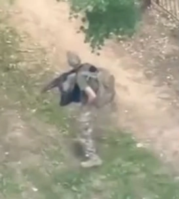 В Харькове мужчина в военной форме устроил стрельбу возле детской площадки – видео
