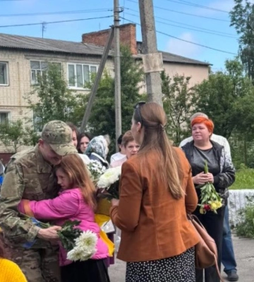 Воїна, який повернувся з полону, зустріли у громаді на Рівненщині  (ФОТО)