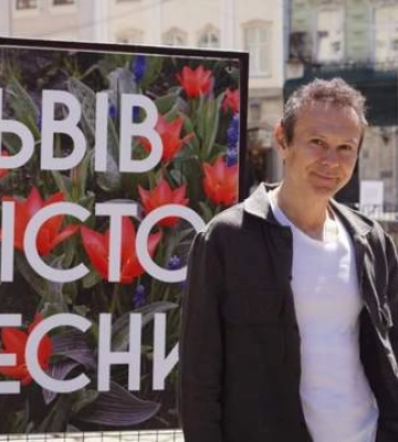 Святослав Вакарчук показався з мамою та розповів про свою поїздку до Львова