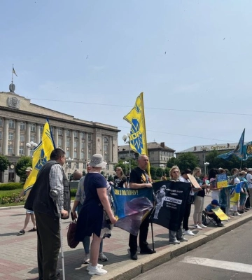 &quot;Жити в невідомості — найстрашніше&quot;: у Черкасах відбулася акція на підтримку полонених і зниклих безвісти