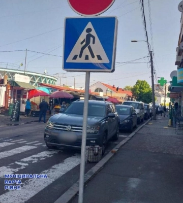 Інспектори Рівного винесли майже 800 постанов за паркування за тиждень