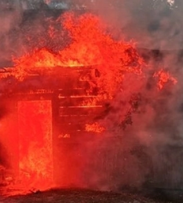 На Волині через коротке замикання загорілася дерев'яна хата 