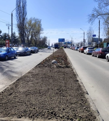 В Одесі комунальники завершують благоустрій розділової смуги на проспекті Ярослава Мудрого