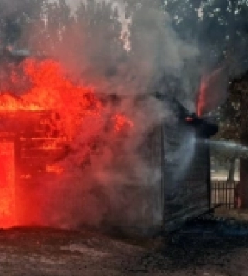 На Волині через коротке замикання загорілася дерев'яна хата 