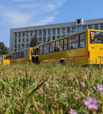 Ліцеї на Рівненщині отримали ще п`ять нових шкільних автобусів (ФОТО)