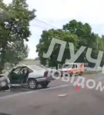 У Луцьку – аварія на Львівській: вантажівка зім&#039;яла легковик (відео)