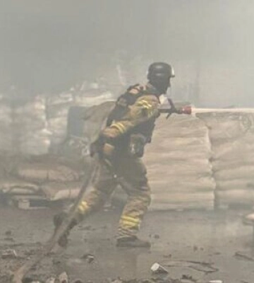 Війська РФ ударили по підприємству на Чернігівщині: спалахнула масштабна пожежа. ФОТОрепортаж