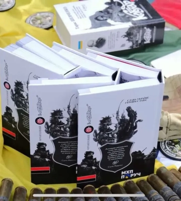Книга, созданная на грани поэзии, войны и жертвенности: в Каневе презентовали "Фронтовой Кобзарь"
