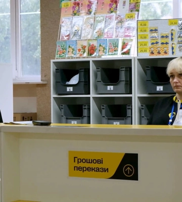 Прояв поваги та вдячності: під час хвилини мовчання працівники та клієнти Укрпошти вшановують полеглих