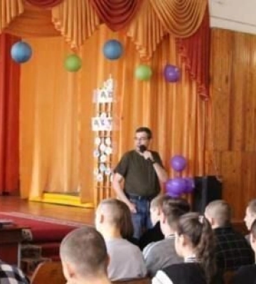 В школах Мелитополя “ветеран”-гастролер из Челябинска зомбирует детей (Скрины)