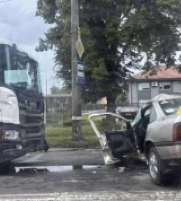 У Луцьку сталася смертельна аварія: водій легковика і пасажирка загинули, двоє дітей опинилися в лікарні