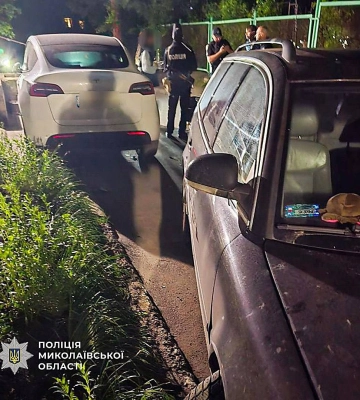 У Первомайську нетвереза водійка в’їхала у Tesla, після чого втекла з місця ДТП разом із чоловіком та знайомим