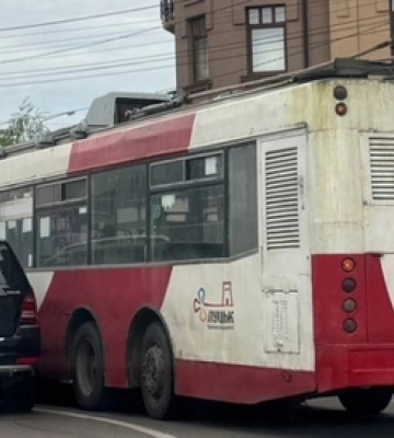 У центрі Луцька «мерс» і тролейбус не поділили дорогу (відео)