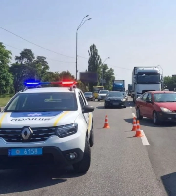 Біля метро «Лісова» спалахнула маршрутка, стовп чорного диму видно здалеку (відео)