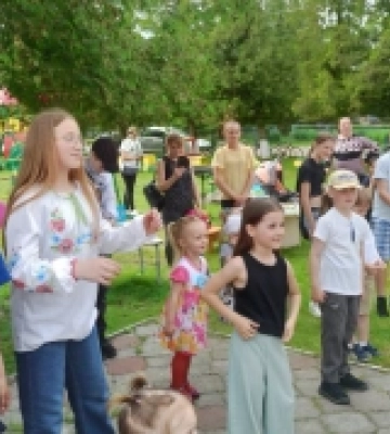 Усмішки, веселощі, ігри: у селі на Волині літо стартувало з яскравим заходом для дітей