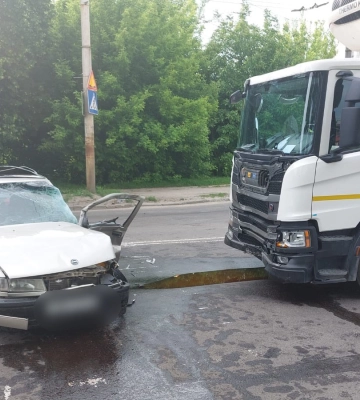 У Луцьку – аварія на Львівській: вантажівка зім&#039;яла легковик (відео)