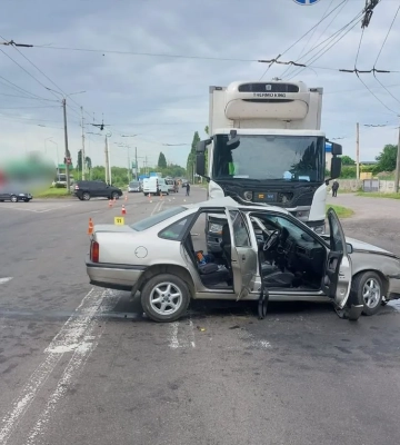 У Луцьку – аварія на Львівській: вантажівка зім&#039;яла легковик (відео)