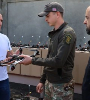 Бойові “пташки” для ЗСУ: від миколаївців військовим передали партію дронів