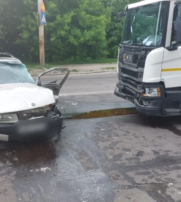 У Луцьку – аварія на Львівській: вантажівка зім&#039;яла легковик (відео)