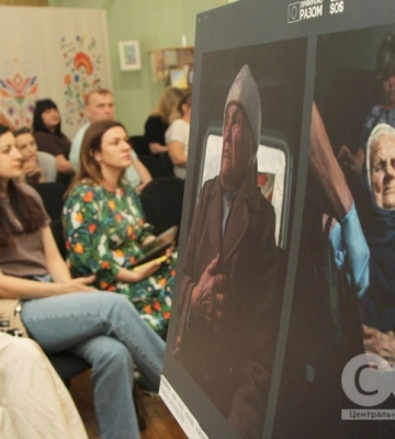 Фотовиставку «Хроніки евакуації» відкрили у Кропивницькому (фоторепортаж)