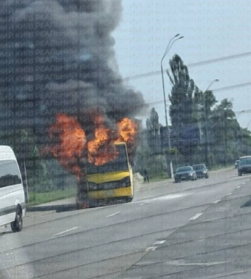 В Киеве сегодня днем загорелось маршрутное такси