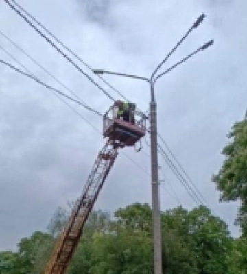 У Рівному оновили освітлення біля палацу культури «Текстильник»