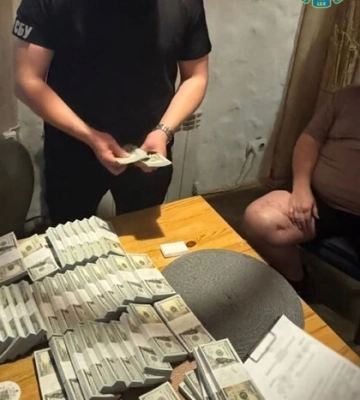 У Києві затримали двох чоловіків, які продавали посаду директора держпідприємства