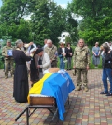 Сергій Симонович, воїн світла, правди й України, похоронений в Острозі під синьо-жовтим стягом