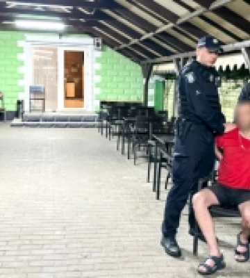 У Рівному поліцейські затримали чоловіка з гранатою в руках