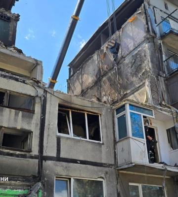 В Белозерском на месте удара «шахеда» завершили аварийно-спасательные работы: из-под завалов достали фрагменты тел