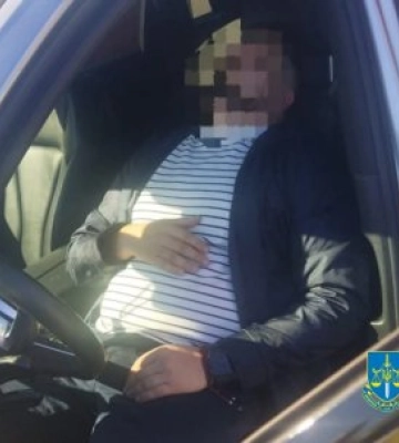Затримано працівника територіального сервісного центру в Ужгороді за підозрою у отриманні хабаря
