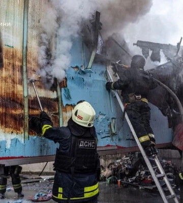 Окупанти вдарили по передмістю Харкова: пожежа на поштовому терміналі
