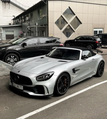 Их выпустили всего 750: в Киеве появился экстремальный суперкар Mercedes 